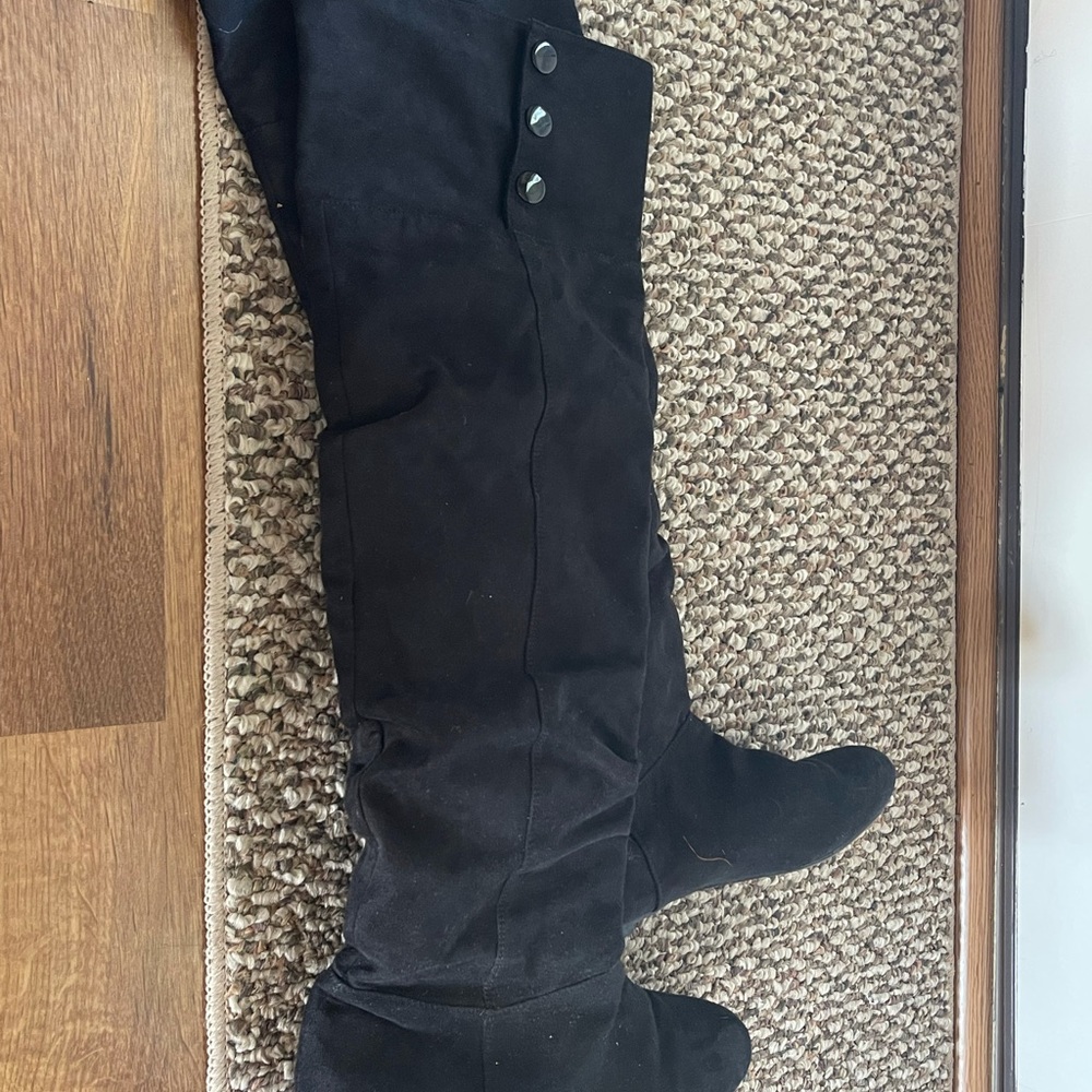 Knee high black boots, flat footed